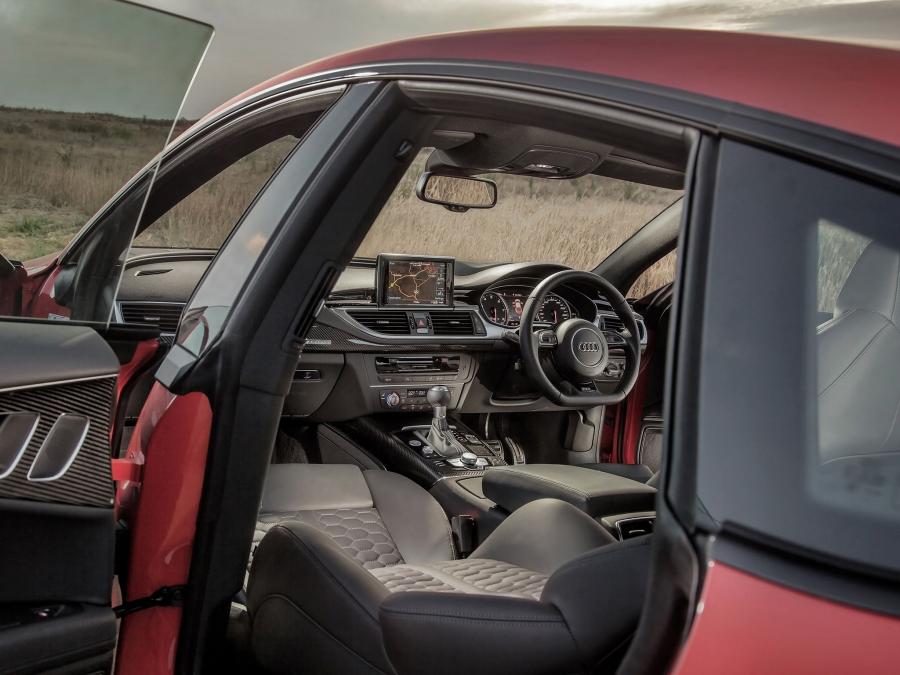 Интерьер Audi RS7 Sportback 2014 года  (AU) (фото 8 из 18)